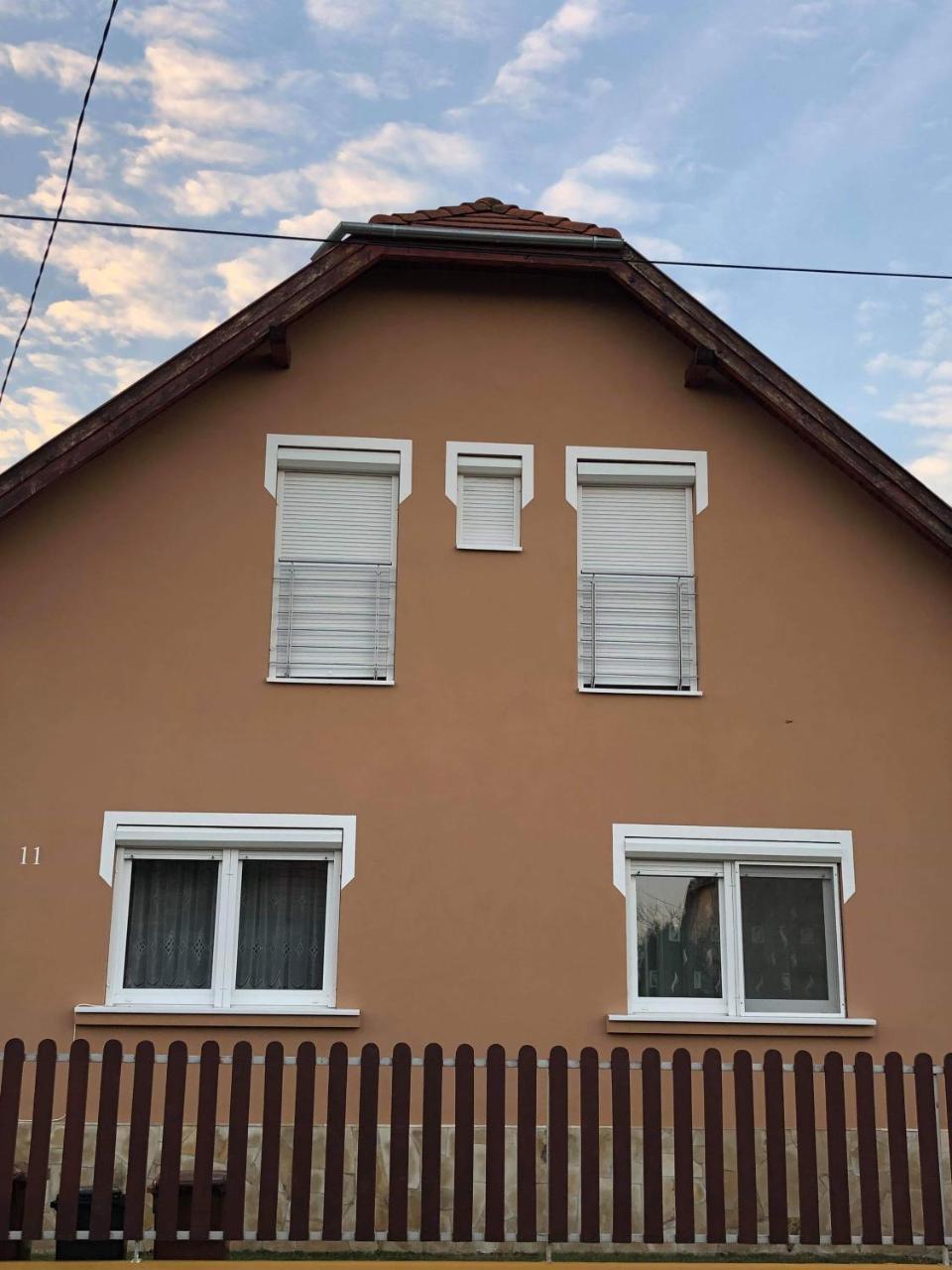 Kristaly Apartmanhaz ชาร์วาร์ ภายนอก รูปภาพ