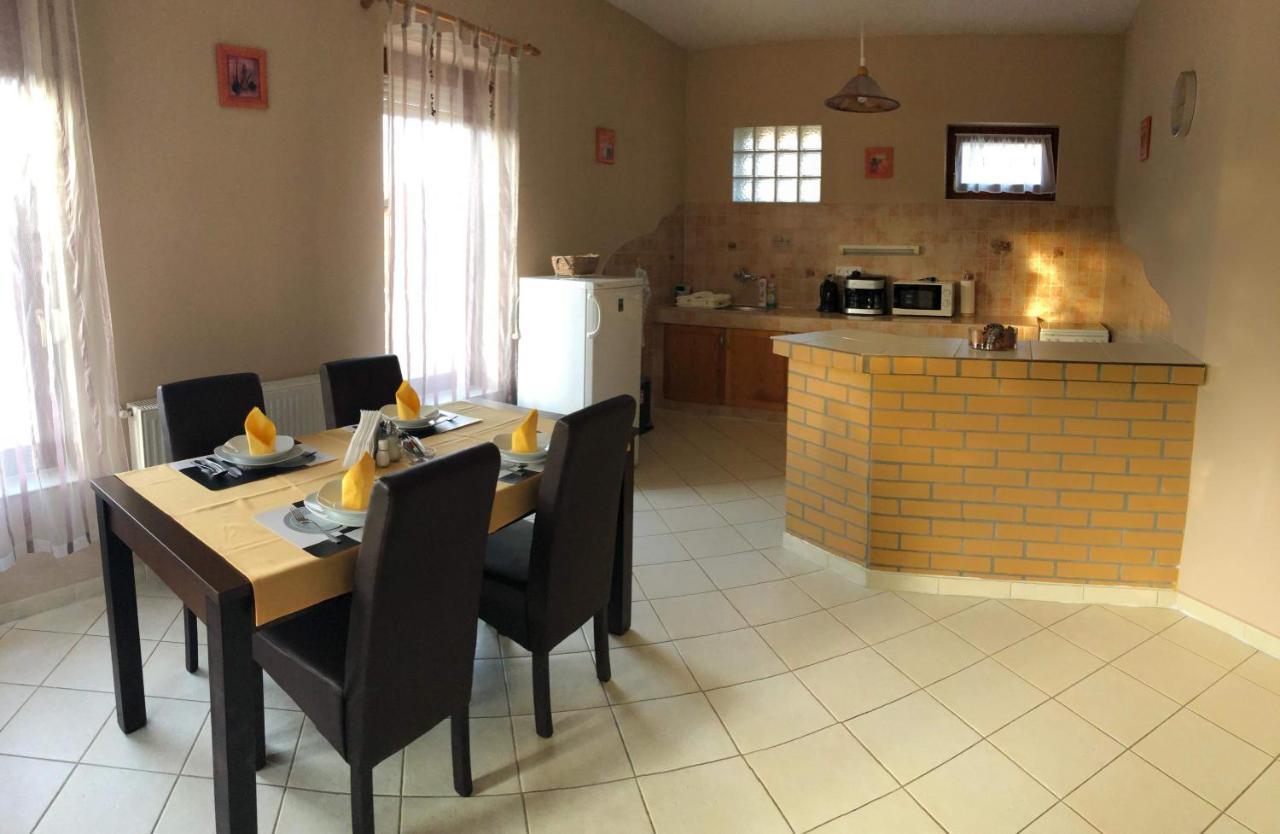 Kristaly Apartmanhaz ชาร์วาร์ ภายนอก รูปภาพ